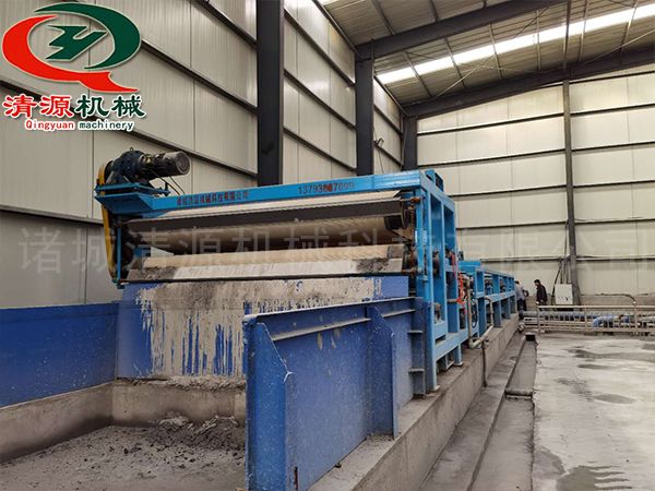 污泥脫水機(jī)安裝現(xiàn)場(chǎng)